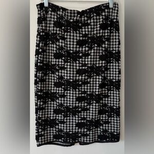 Chic Black and White Lace Overlay Pencil Skirt